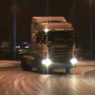 Kamion drift a jeges úton, a körforgalomban