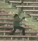 Részeg takarító táncolt a stadionban - hatalmasat esett
