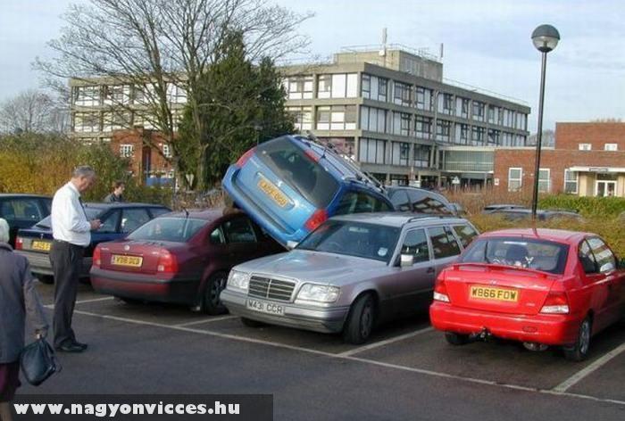 Hogyan parkoljunk két autó közé