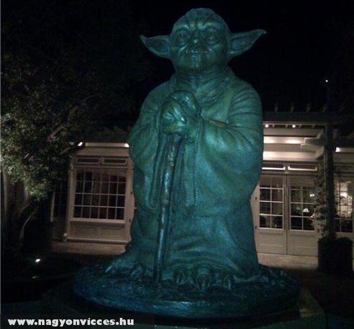 Yoda szobor